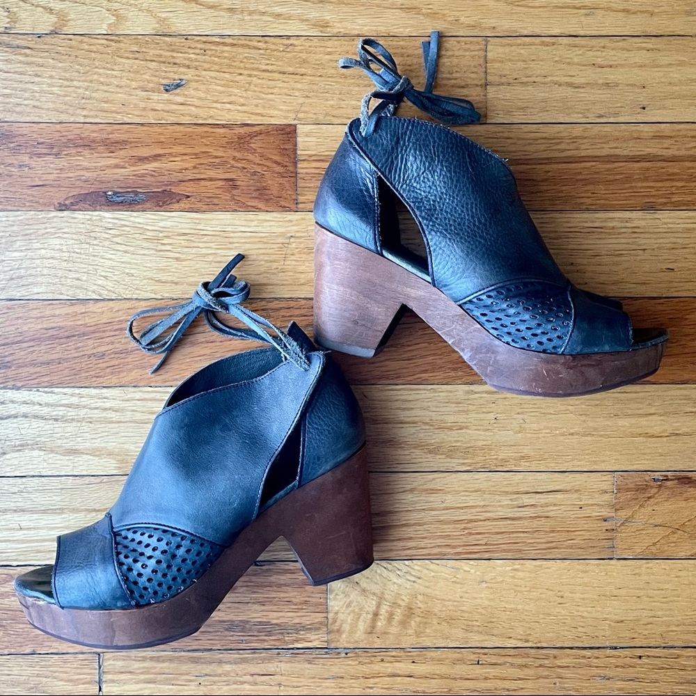 🌸✌🏻 Free People ✌🏻🌸 Perforated Leather Clog - Size 36 (6.5)